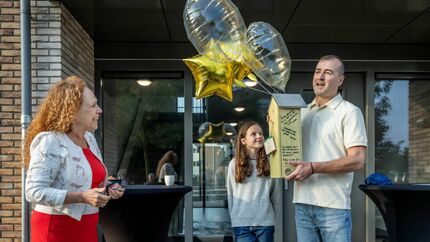 Bestuurder Sabrina Franken overhandigt de sleutel aan de eerste bewoners van 'De Schrijvers'